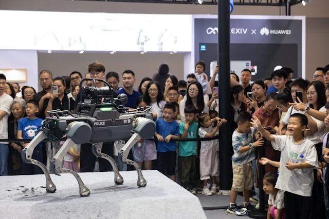 多投資在高新科技上,可提高生產力,可創造新的高回報投資平台。(Shutterstock)