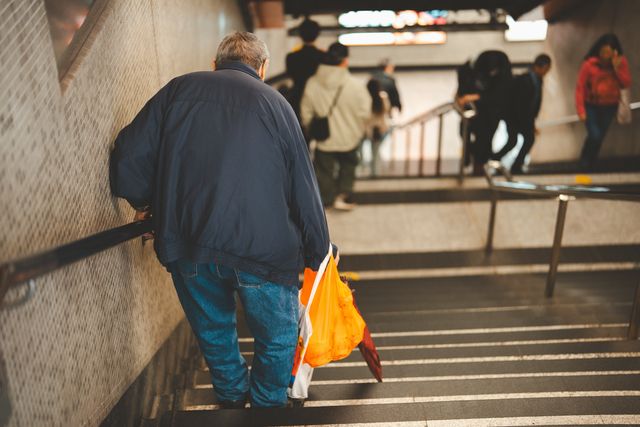 「租置計劃」在推行過程中，受到經濟環境、人口結構、樓齡問題及政策定位不清等多重挑戰。（Shutterstock）