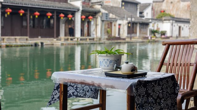 茶教我放下自我中心,也讓我看清什麼是「真我」。我不靠故事來相信茶,我靠茶湯來相信故事。(Shutterstock)