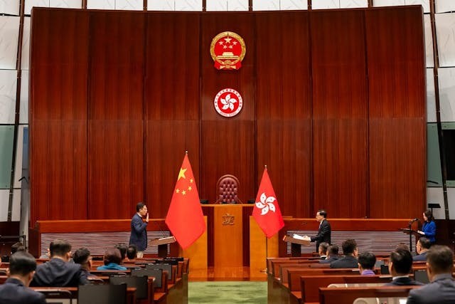 議員要努力成為市民與議會和特區政府之間的橋樑,更好反映情況、集中民智,也要當好特區政府聯繫民眾的紐帶,更好解讀政策、強信心聚共識。(立法會官網)