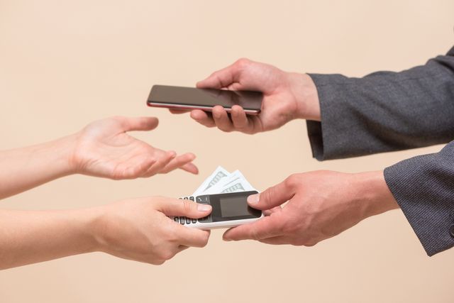 例如,「以舊換新」政策可在線上線下同步推進;消費貸款貼息等措施也可藉助數字平臺實現更高效、便捷的觸達。(Shutterstock)