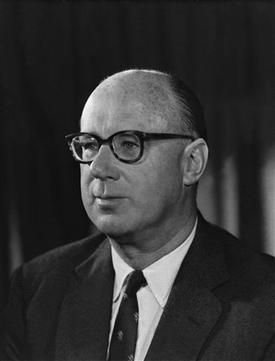 1960年代的香港財政司郭伯偉,推行了人類歷史上「最大膽和最具雄心」的政治經濟實驗。(Wikimedia)