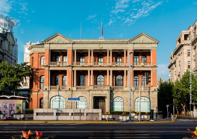 上海外灘9號,有著石中英家族的「買辦基因」。這幢清朝原為美國旗昌洋行的總部,後成李鴻章創辦的招商局輪船的總部。而石中英的祖父,是民初廣州沙面旗昌洋行的買辦,其母則是新中國成立後,香港招商水運的總經理。