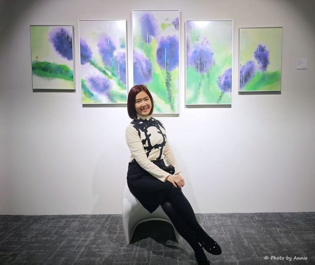 黃迪華和參展作品《紫愛》的合影。（作者提供）
