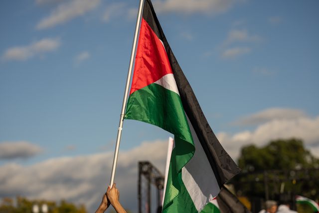 這即摧毀作為自決根基的巴勒斯坦人的生命與土地之際，用和平作為包裝，以為可消解世人的憤慨。（Shutterstock）