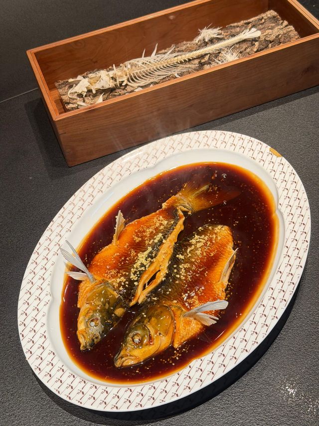 當天每道菜都非常精彩,包括用雲南七天超嫩甜豆做的魚丸清湯、去骨西湖醋魚,完整魚骨更被放在木盒內做成標本,用陳年紹興酒生醃的十八斬黃格蟹,傅師傅還親自在桌前炒一道冬季版龍井蝦仁(加了龍井味的小粉條)。