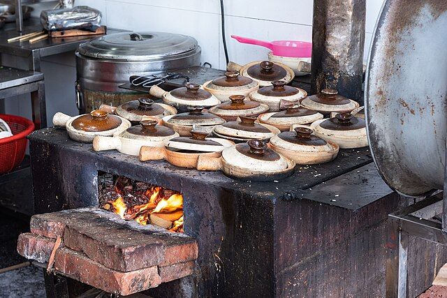 煲仔飯為嶺南飯食名,「仔」是小東西之引申意,煲仔即小砂鍋。(Wikimedia Commons)