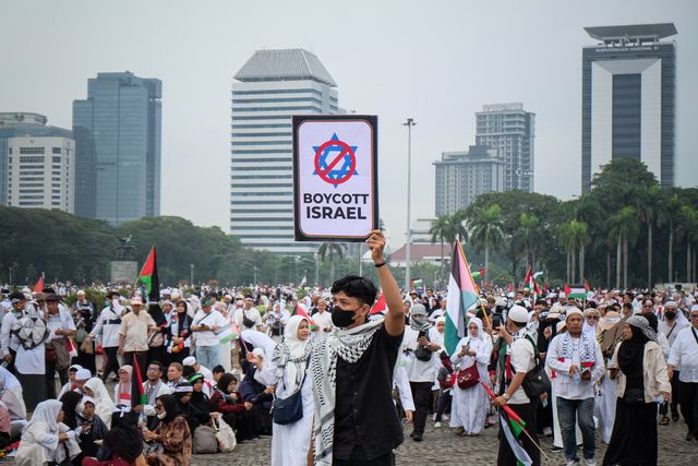 許多印尼網民遂在社群媒體寫下「永遠不要以我們之名義來發言！」。（Shutterstock）