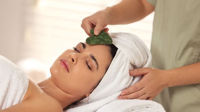 刮走歲月痕跡：面部刮痧的天然美肌法