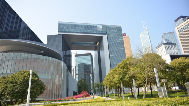 國務院總理每年發表的《政府工作報告》，我都認真研究當中有關香港的內容，尤其是回歸前的最後幾年：那數百字反映了中央對香港問題的最新看法。（Shutterstock）