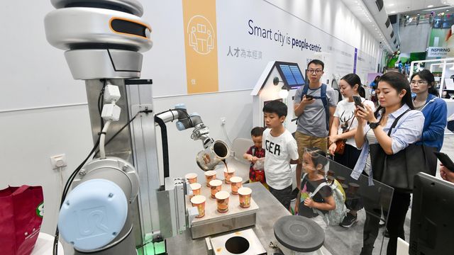 香港制訂第一個五年規劃 任重道遠