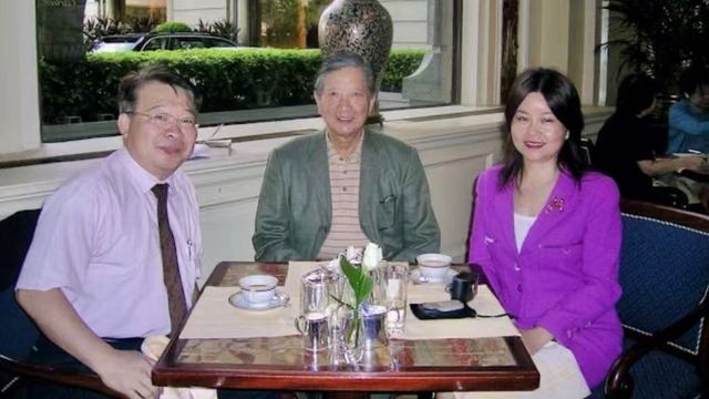 廖本懷光輝照耀香江