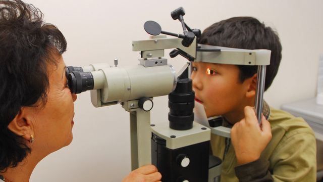 眼鏡一族︱小六、中學生增至六成 執業眼科視光師協會指為歐美10倍 倡政府效內地推動校園驗眼