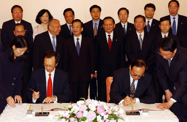 Premier Wen Jiabao and Chief Executive Tung Chee Hwa witness the signing of the Mainland and Hong Kong Closer Economic Partnership Arrangement (CEPA) today (June 29).??Ȱ|?`?z?Ůa?_?P??F???x???صؤ???]????G?Q?E??^?b&sect;???????ҤF?u???a?P????????إߧ??K?g?T???Y???w?ơv??&ntilde;?p?????C