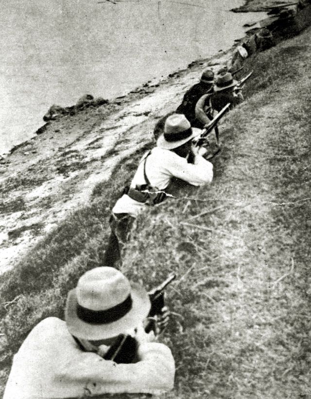 "The East River Column and the Hong Kong-Kowloon Independent Brigade" exhibition will be held from tomorrow (June 25) to October 6 at the Hong Kong Museum of Coastal Defence. Through some 60 exhibits, supplemented with self-explanatory photographs and text panels, the exhibition introduces two anti-Japanese guerrilla forces - the East River Column and the Hong Kong-Kowloon Independent Brigade - and the achievements they made in combating the Japanese who invaded China. The picture which will be featured in the exhibition shows guerrilla members in battle. ????????ժ??]?ѩ???]????G?Q????^?_?ܤQ?뤻???|??u?l???^?? ?? ?F???a???P??E?W?ߤj???v?i???A?i?X?񤻤Q??&ouml;Q?媫?A???H???v?Ϥ??ήi?O?A?Ժɤ??Чܤ?ɴ??Ѥ???@???һ?ɪ??F???a???A?H?&Upsilon;ѭ???????զ?????E?W?ߤj?????ܤ鳡???????v?&Upsilon;\?Z?C?ϥܮi?????䤤?@?V???v?Ϥ??A?????i???ܤ?ɴ??????????@?Ա??p?C