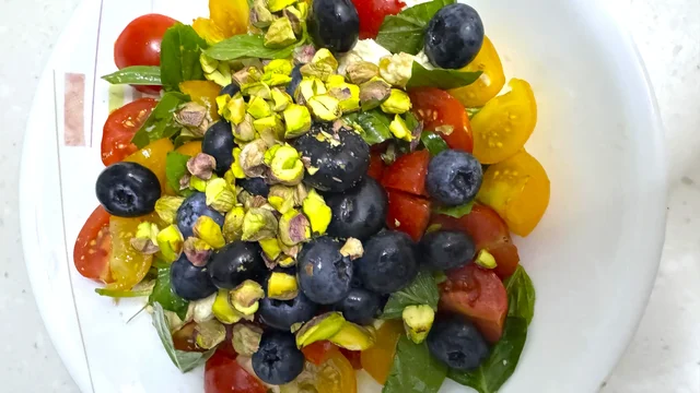 初夏的清爽滋味：羅勒雙茄藍莓開心果水牛芝士沙律