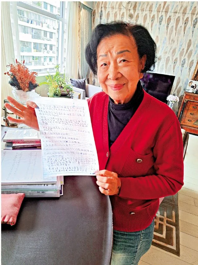 老師手持筆記,立此存照。