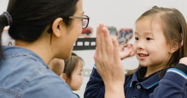 無論科技如何進步,幼兒教育的本質不會改變:安全穩定的依附關係、自由探索的遊戲空間、真實的人際互動。(Kendall校網)