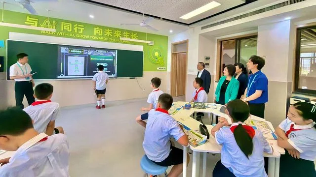 三位從事教育界的立法會議員合作調查賦能中小學教師AI教育需求,揭示缺乏校本系統等困境。圖為近日港府參觀浙江的小學結合AI教學的課堂。(政府新聞處圖片)