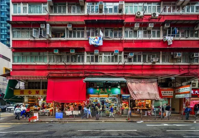 零工經濟、工資增長緩慢、中小企經營困難、有企業裁員及零售店舖食肆結業等。（shutterstock）