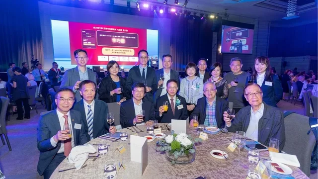 出席金中百年晚宴的作者(後左一)與晚會名譽主席楊宇杰(前左四)及一眾校友嘉賓合照,包括港專校長陳卓禧(前左一)、《信報》前總編輯陳景祥(前左二)、無綫電視新聞及資訊部主管袁志偉(前左三)、《巴士的報》社長盧永雄(後左三)、全國政協委員暨教育工作者聯會會長劉智鵬(後左四)、香港地方志中心副總編劉蜀永教授(前右二)、 香港資深傳媒人員聯誼會副會長朱昌文(前右一)以及金文泰中學榮休校長、皇仁書院校長李瑞華(後左五)等。