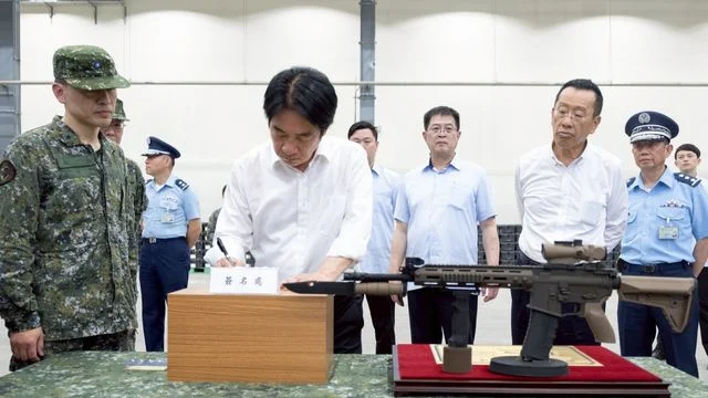 民進黨當局在對美軍購中收佣金拿回扣撈油水
