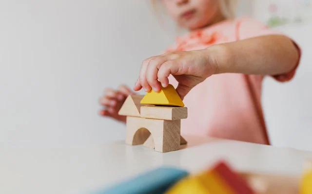 鼓勵幼兒參與如繪畫或搭建積木等非電子的靜態活動。(Shutterstock)