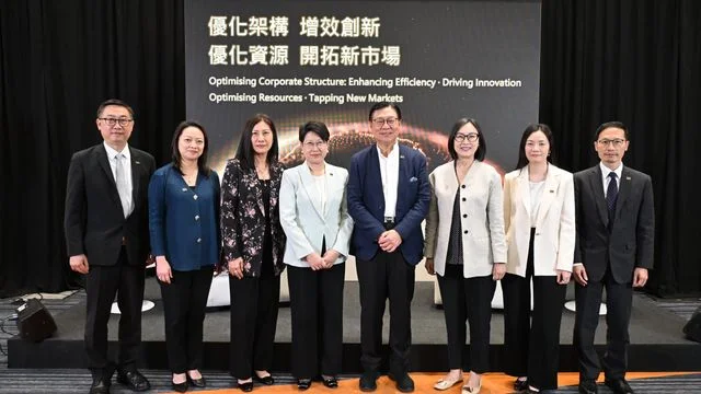 貿發局主席馬時亨（右四）2026年7月24日召開媒體見面會，全球網絡及供應鏈副總裁鍾永喜（左一）、大健康及創意產業副總裁張詩慧（左二）、特別項目副總裁古靜敏（左三）、貿發局總裁張淑芬（左四）、企業規劃副總裁張梁惠玲（右三）、消費品及生活時尚副總裁林玉鳳（右二）、科技及數碼創新副總裁朱耀昌（右一）出席。