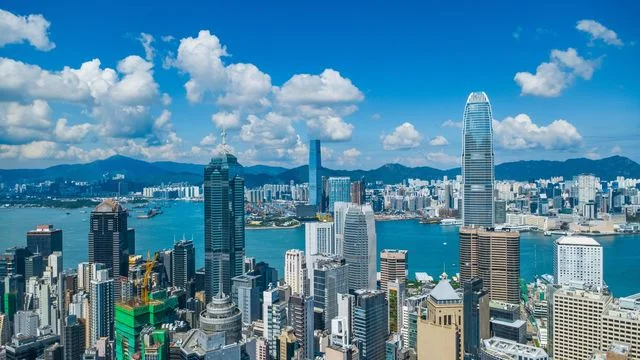 香港的強勢回歸是有目共睹,香港已超越瑞士,成為全球最大的跨境財富管理中心,去年管理的離岸資產達2.95萬億美元。(Shutterstock)