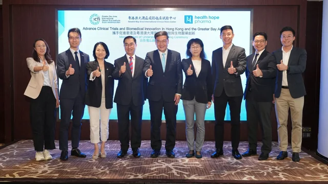 見證簽約儀式：引進重點企業辦公室副總監（生命健康科技）張家進（左二）、香港科技園生命健康科技總監謝麗娟（左三）、香港大學深圳醫院GCP中心項目管理員卓寶珊（左一）、香港生物科技協會副主席梁傳昕（右三）。