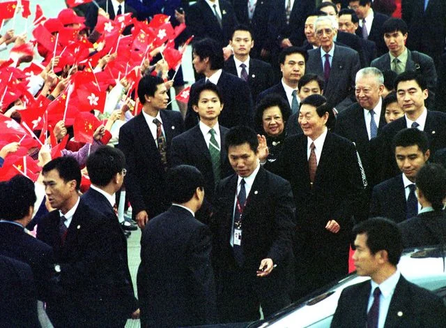 About 140 students from the Ching Chung Hau Po Woon Primary School line one side of the red carpet and wave flags to welcome Premier Zhu.???@?ʥ|?Q?W?Ӧ۫C?Q?J?_???p?Ǫ??ǥͦb???a??ǦC?????ʺX?m?w?禮????`?z?C