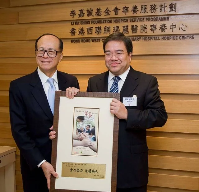 Mr Anthony Wu presents a souvenir to Mr Li Ka-shing during his visit. ?J?w???P?e?????~?????&Yuml;ۡC
