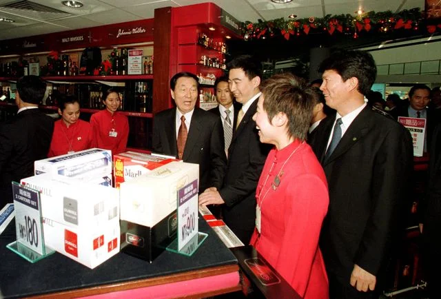 At a duty-free shop in the passenger terminal at Hong Kong International Airport, Premier Zhu Rongji makes a surprise visit to the delight of shop staff this afternoon (November 20).??????`?z???ȡ]?Q?@??G?Q??^?b?????w???w?ƤU??M??X?????ھ????ȹB?j?ӫȹB?????ʪ??Ϥ??@???K?|?ө??A?O?????j????ߡC