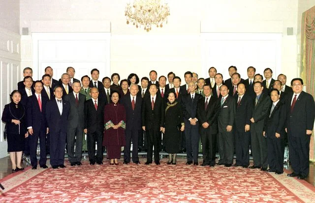 Premier Zhu Rongji poses for a group photograph with guests and senior officials of the HKSAR Government prior to the dinner hosted by the Chief Executive, Mr Tung Chee Hwa.??????`?z?X?u??F???x???صةҳ]?߮b?e?P?Ż??έ???S?ϬF?????h?x???X?ӡC