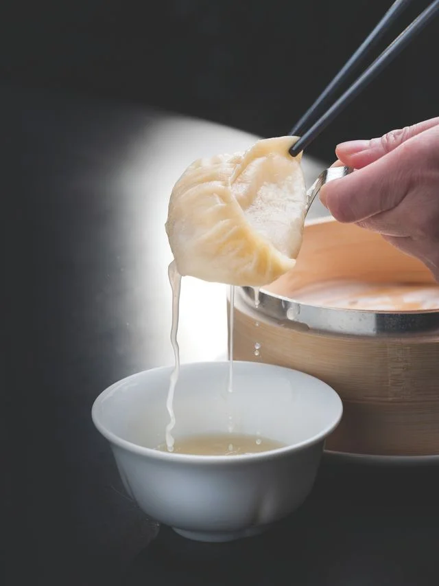 傳統的懷舊灌湯餃以新鮮手擀麵皮包裹「皮凍」作灌湯，皮薄通透但夾起來不會破，非常講求師傅的功架。（台北文華東方酒店）