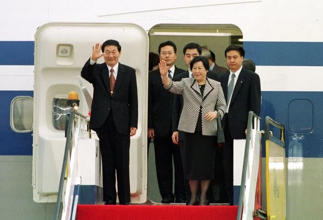 Premier Zhu Rongji and his wife, Madam Lao An alight from the aircraft shortly after touchdown at Hong Kong International Airport at Chek Lap Kok.??Ȱ|?`?z?????ΤҤH?Ҧw?????M?????訪?P???????ھ????A?G?H?B?X?????C