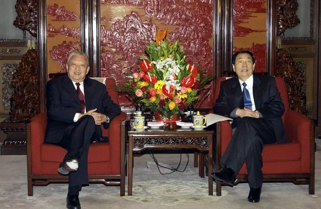 The Chief Executive, Mr Tung Chee Hwa, meets with Premier Zhu Rongji in Zhongnanhai this afternoon (December 9).??F???x???صؤ??ȡ]?Q?G??E??^?b???n???P?`?z?????|???C