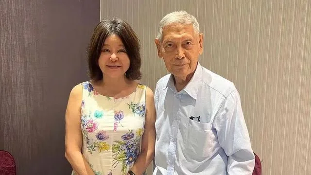 石雋堅持站起身與作者合照,之後很有紳士風度的說,今年92歲。(作者提供)