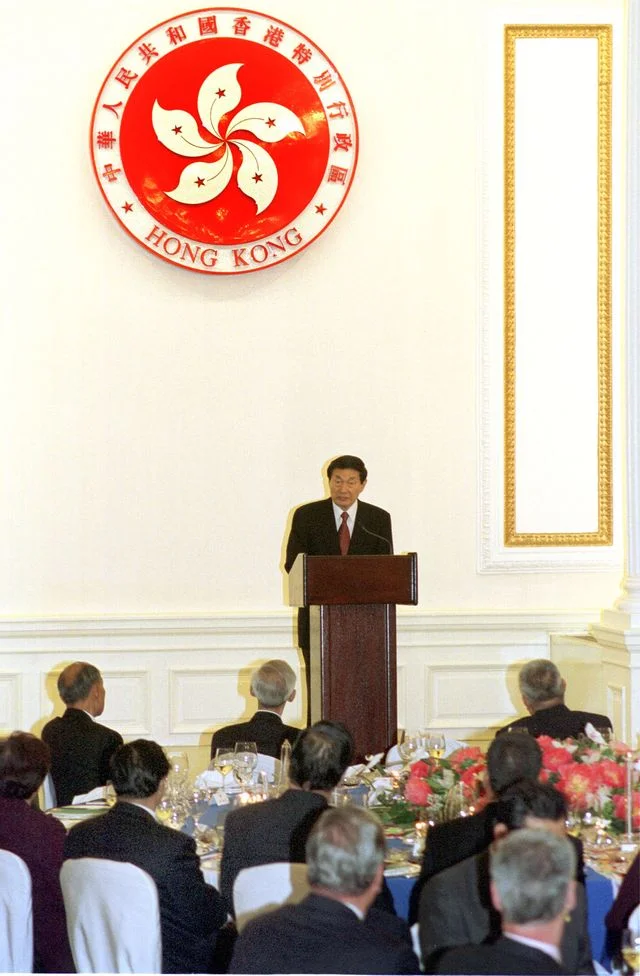 Premier Zhu Rongji gives a speech at the dinner hosted by the Chief Executive, Mr Tung Chee Hwa, at Government House this evening (November 19).??????`?z???ߡ]?Q?@??Q?E??^??&sect;?????X?u??F???x???صةҳ]???߮b?ɭP??C