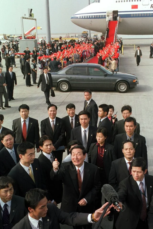 Premier Zhu Rongji gives the "thumbs up" to the Hong Kong media shortly after alighting from his vehicle before boarding his plane at Hong Kong International Airport at Chek Lap Kok this afternoon (November 20).??????`?z???ȡ]?Q?@??G?Q??^?b???P???????ھ????n??????e?A?j???}?y?r?Y?V?b???[?Ԫ??O?̰??|?i???A???g????ǴC?L?h?ƤѬ??ĳX?L?b?䬡?ʮɩҪ&eacute;Ӫ?????ҭW?M?~?믫?C