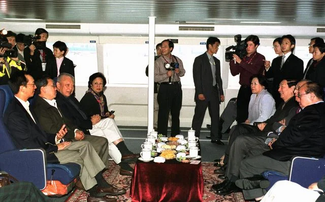 Premier Zhu Rongji and Madam Lao An chat with the Chief Executive, Mr Tung Chee Hwa and Mrs Betty Tung during a harbour cruise aboard a high speed craft this morning (November 20). Looking on are the Chief Secretary for Administration, Mr Donald Tsang and the Financial Secretary, Mr Antony Leung.??????`?z?&Tau;ҤH?Ҧw?????]?Q?@??G?Q??^?????Q?g????[?ҹ????ɻP??F???x???صؤ&Tau;ҤH?????x?\???͡C?Ǭ??F?ȥq?q???????v?ΰ]?F?q?q?????A?Q?C
