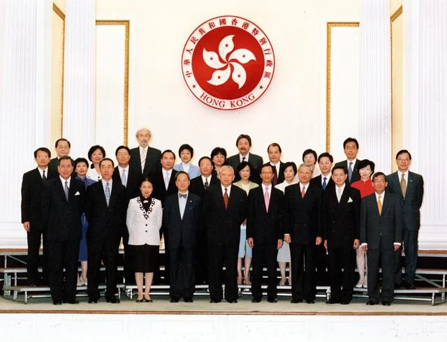 The Chief Executive, Mr Tung Chee Hwa,  with the Principal Officials under the accountability system and the Permanent Secretaries. ??F???x???صػP?ݳd??D?n?x???&alpha;`?????Ѫ??X?ӡC