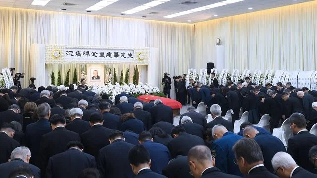 董建華靈柩覆國旗大殮