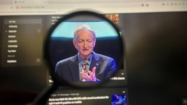 AI教父Geoffrey Hinton教授,早在數年前已對AI徹底改觀,擔心AI為人類帶來存在威脅。他認為必須把母性本能,植入AI系統,才能確保不會傷害人類。