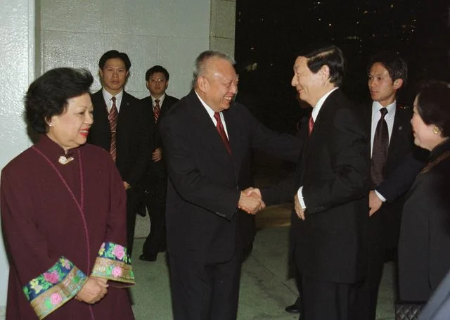 ??F???x???صئb&sect;?????]?b?ګݦ?????`?z?&Tau;ҤH?Ҧw?C???صؤ&Tau;ҤH?????x?\?b???ﱵ?CThe Chief Executive, Mr Tung Chee Hwa and Mrs Betty Tung greet Premier Zhu Rongji and his wife, Madam Lao An as they arrive for a dinner hosted by Mr Tung at Government House.