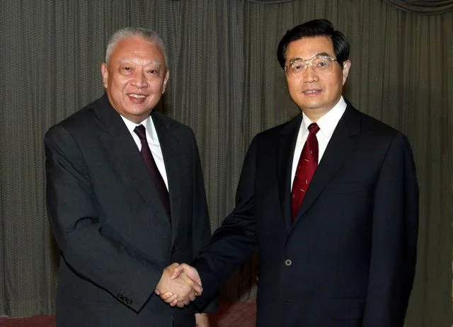 President Hu Jintao met the Chief Executive, Mr Tung Chee Hwa, in Shenzhen yesterday (April 12). Mr Tung made a report on the situation of atypical pneumonia cases in Hong Kong. ?Q??]?|??Q?G??^??a?D?u?J?A?ܦb?`?`?|????F???x???صءAť??????????D?嫬?ͪ??̯f???p?????i?C