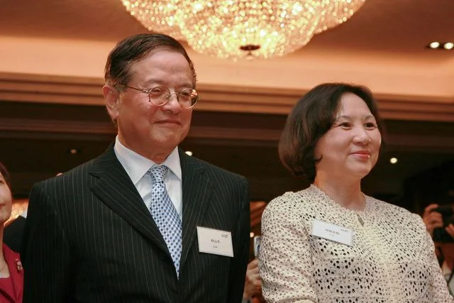 駱友梅與林行止夫婦在《信報》創立35周年典禮上。(林行止懷念網頁)