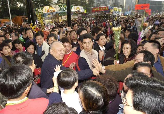 The Chief Executive, Mr Tung Chee Hwa, and Mrs Betty Tung visited the Lunar New Year Fair at Victoria Park this (January 31) afternoon where they were enthusiastically greeted by the large crowd as they toured the fair stalls.??F???x???صػP?ҤH?????x?\????]?@??T?Q?@??^?U?Ȱ??[???h?Q?Ȥ???~?d?ᥫ?C?ϥܸ??صإ??װ??[?~?d?u??ɨ???j?奫?????P?w??C
