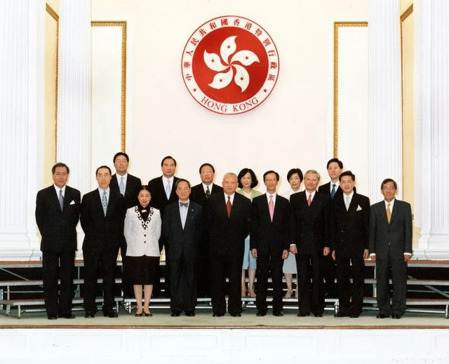 The Chief Executive, Mr Tung Chee Hwa, with the Principal Officials under the accountability system. ??F???x???صػP?ݳd??D?n?x???X?ӡC