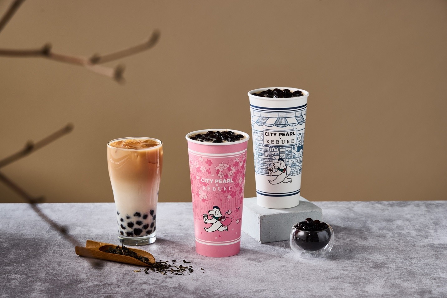 01_「CITY PEARL」首次攜手「可不可熟成紅茶專賣店」共同開發「冰胭脂紅茶珍珠歐蕾」。